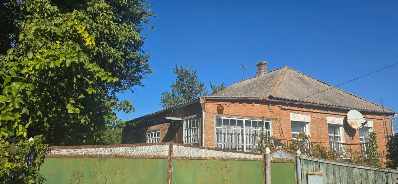 Продам затишний будинок з частиною меблів