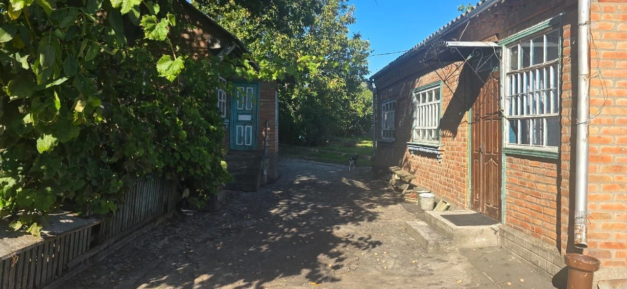 Продам затишний будинок з частиною меблів