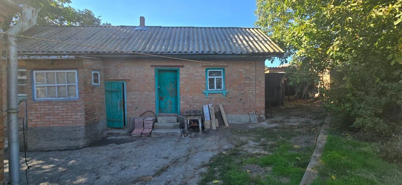 Продам затишний будинок з частиною меблів
