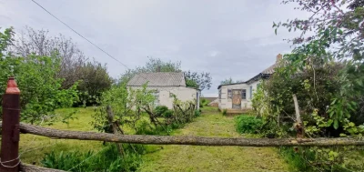 Продам будинок в селі і 1га землі біля нього