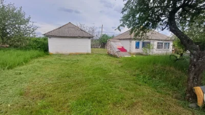 Продам будинок в селі і 1га землі біля нього