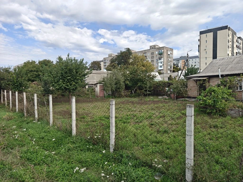 Продам житловий будинок на перехресті вулиць 6-го Грудня і Г
