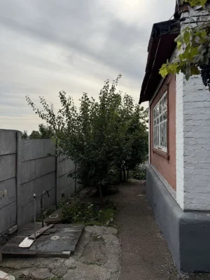 Продам частину будинку по вул. Знамʼянська (р-н 6 школи)