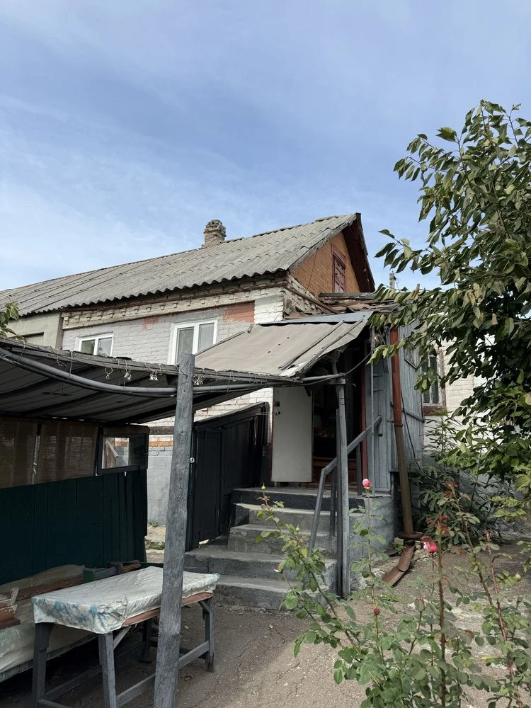 Продам частину будинку по вул. Знамʼянська (р-н 6 школи)