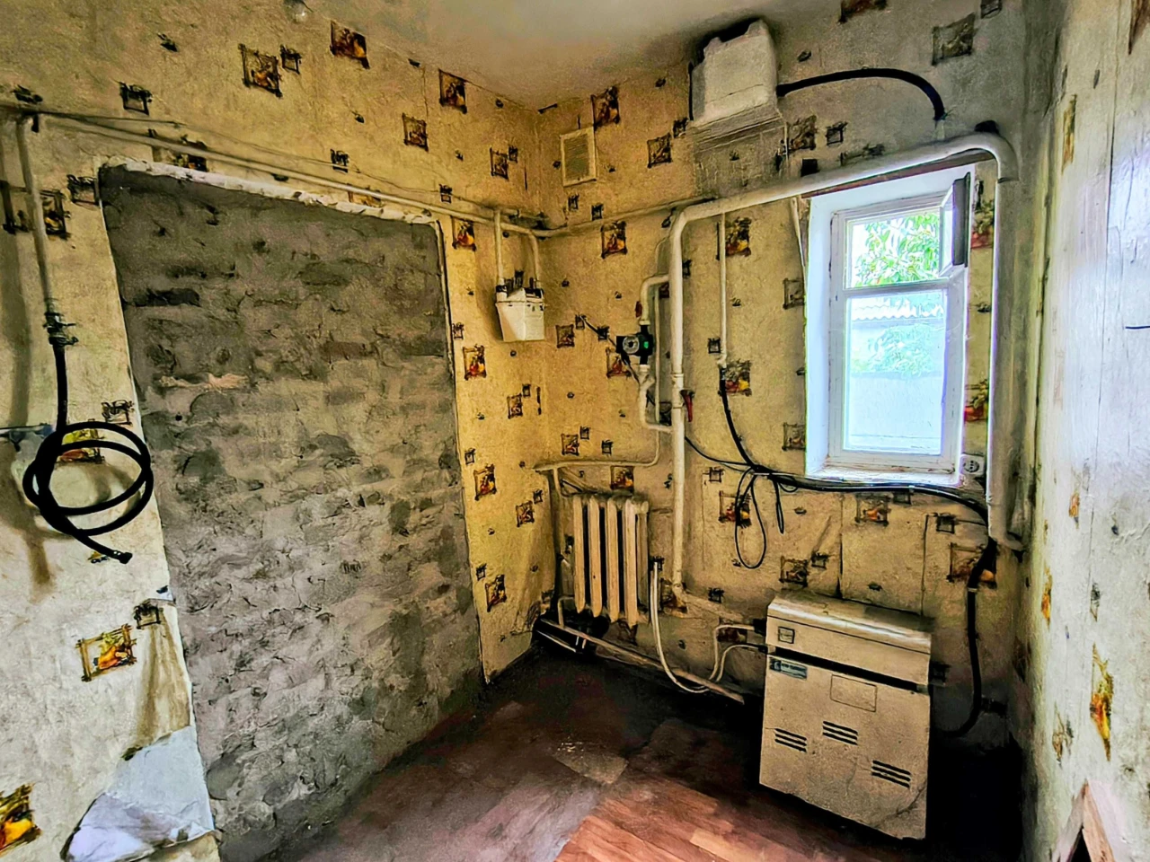 Продам будинок,  15-й район, потребує ремонту.