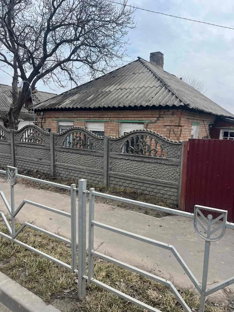 Дім на 14 районі ( с великою  територією  та огородом   )