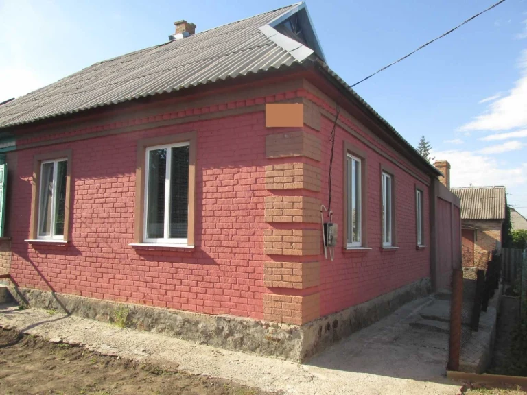 Продам 1/2 частину  будинку з окремим входом й двором по вул