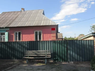 Продам 1/2 частину  будинку з окремим входом й двором по вул