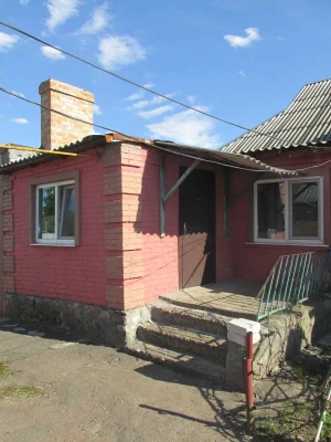 Продам 1/2 частину  будинку з окремим входом й двором по вул