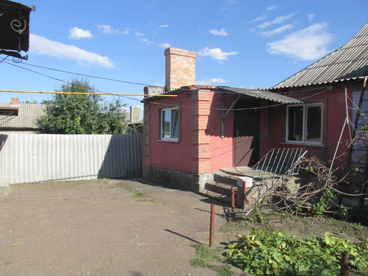 Продам 1/2 частину  будинку з окремим входом й двором по вул