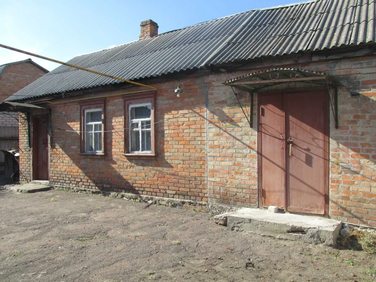 Продам 1/2 частину  будинку з окремим входом й двором по вул