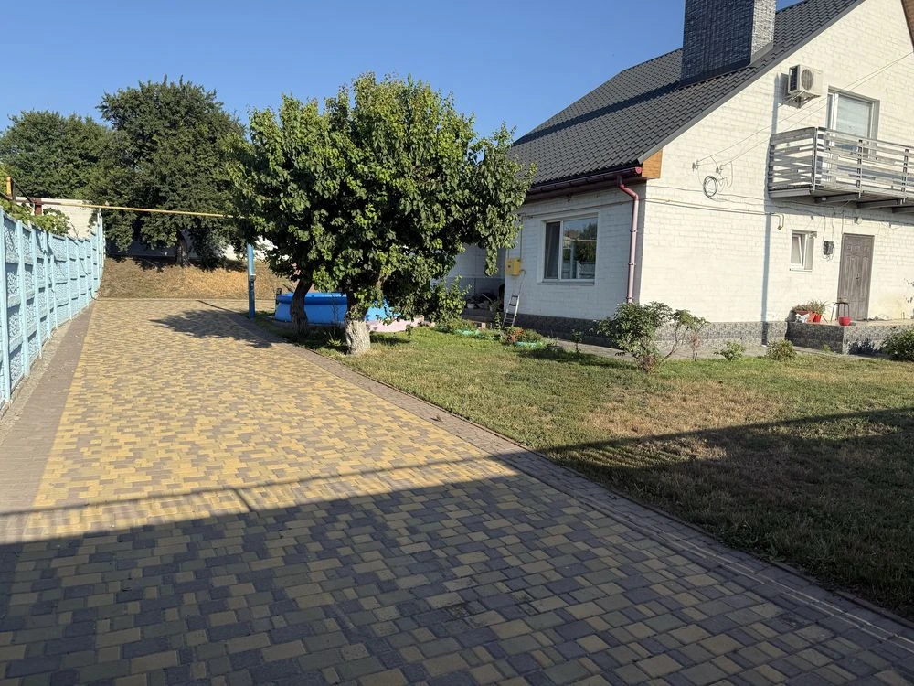 Дім за містом з хоздвором для бізнеса