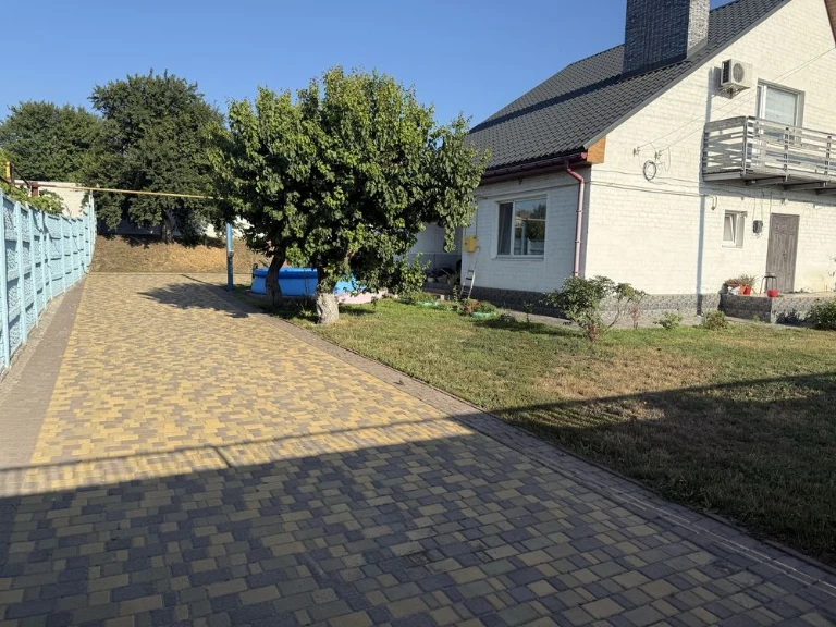 Дім за містом з хоздвором для бізнеса