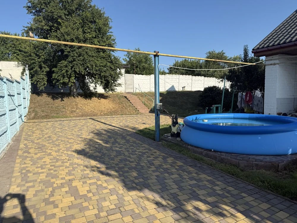 Дім за містом з хоздвором для бізнеса