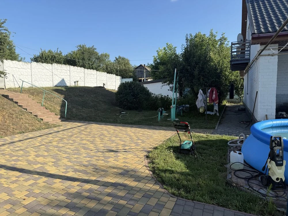 Дім за містом з хоздвором для бізнеса