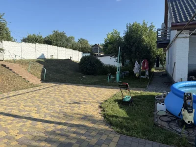Дім за містом з хоздвором для бізнеса