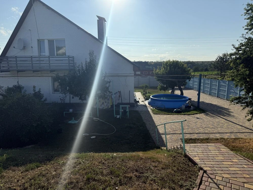 Дім за містом з хоздвором для бізнеса