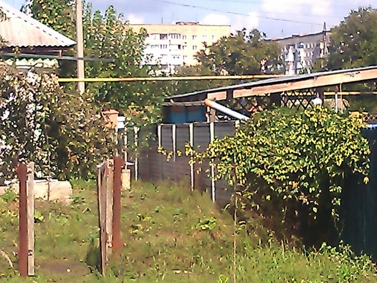 Дом с подсобным хозяйством, с большим участком земли в город