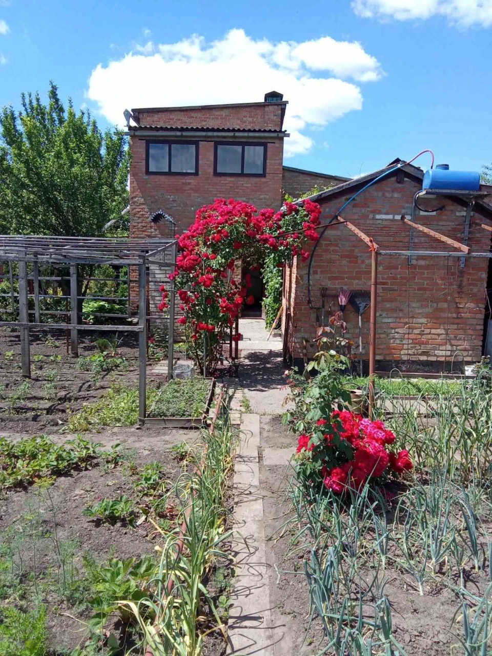 Продається двоповерховий будинок