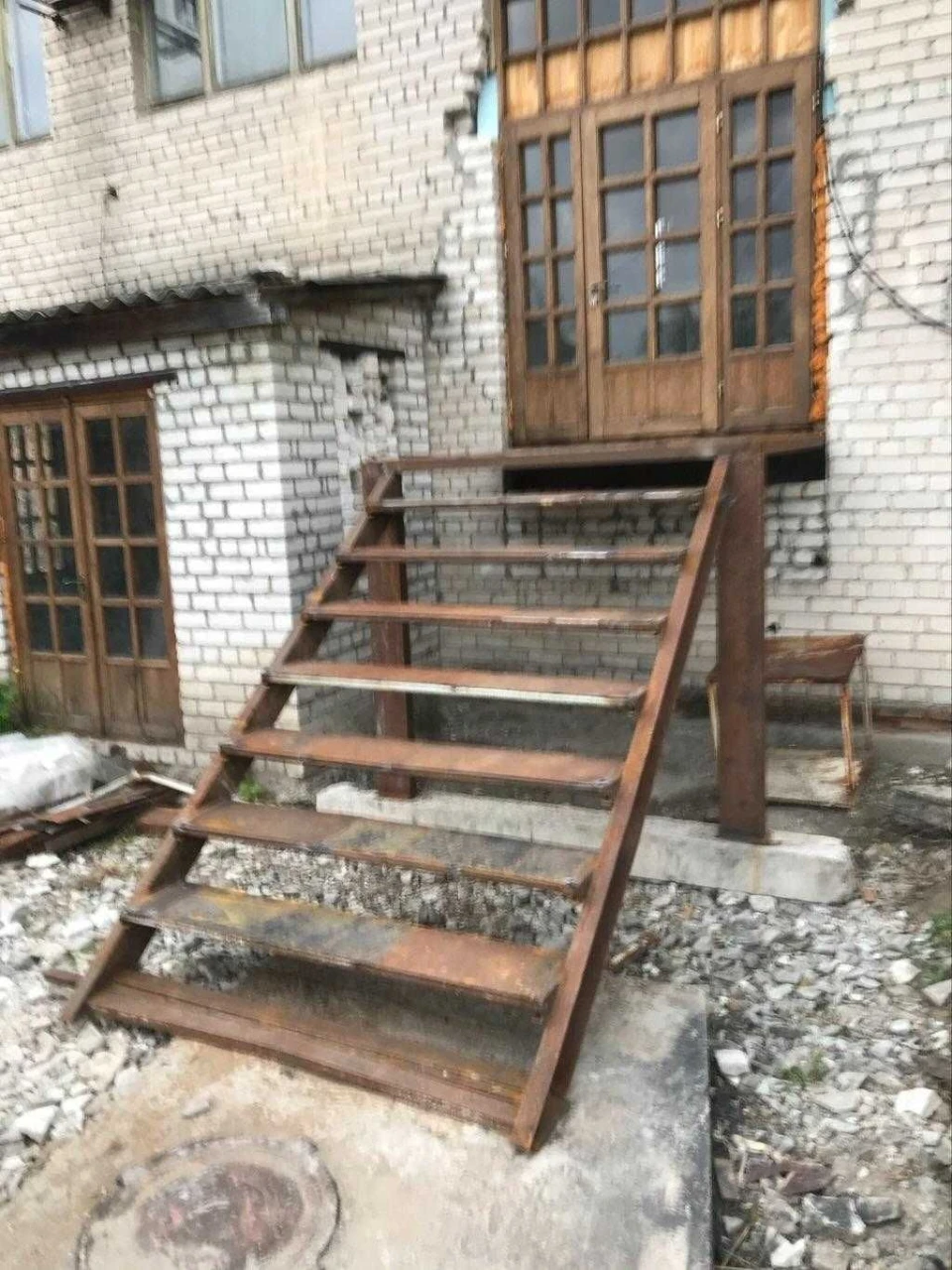 Виробнича  2-х поверхова будівля. Висота стелі 3.5 метри. Пр