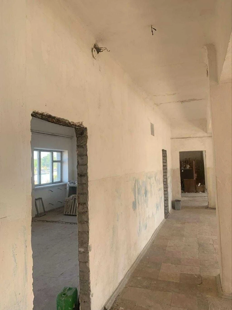 Виробнича  2-х поверхова будівля. Висота стелі 3.5 метри. Пр