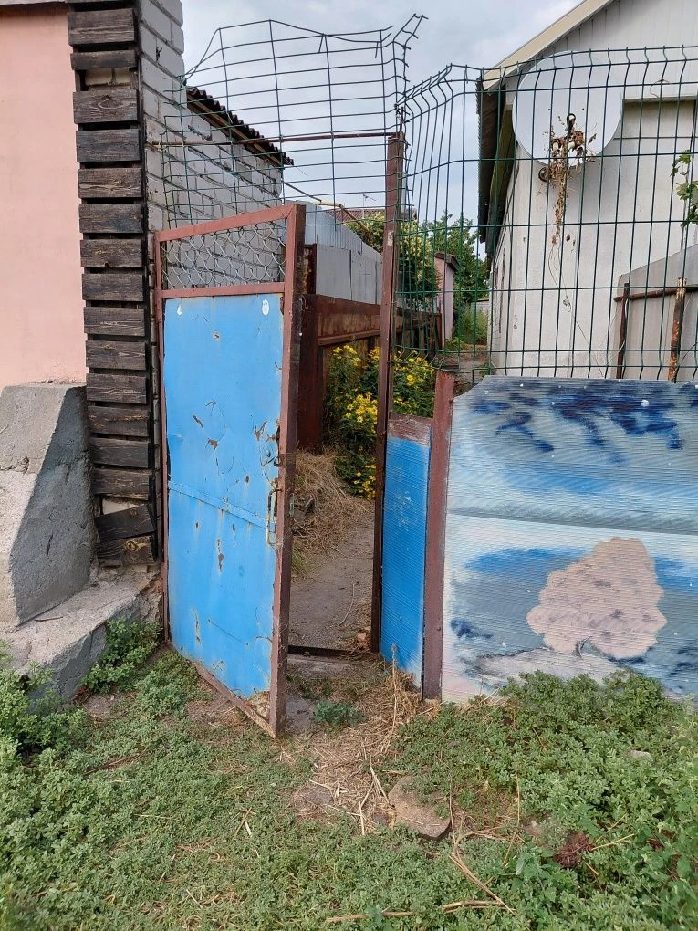 Продам пол дома с участком.