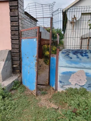 Продам пол дома с участком.