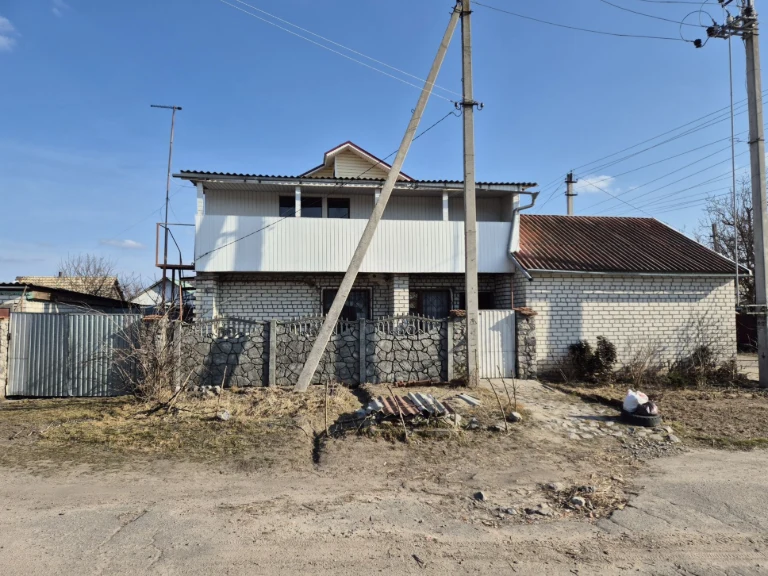 Продам пів будинку район 1 школи