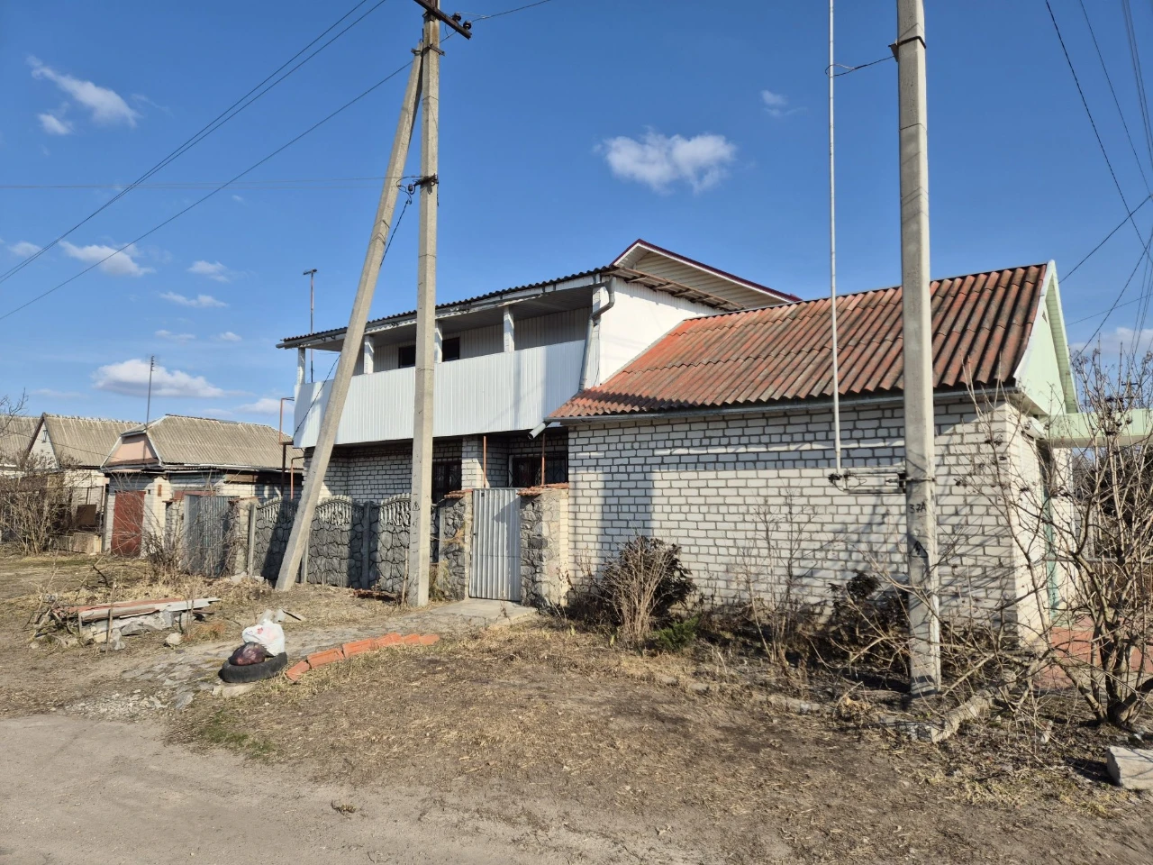 Продам пів будинку район 1 школи