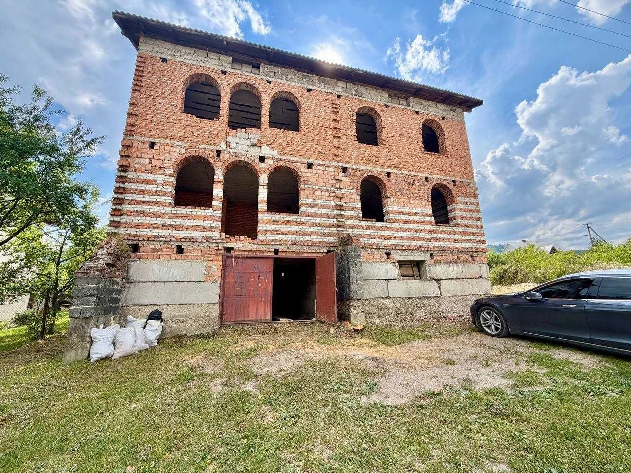 Продаж незавершеного будівництва (65% готовності) у м. Борис