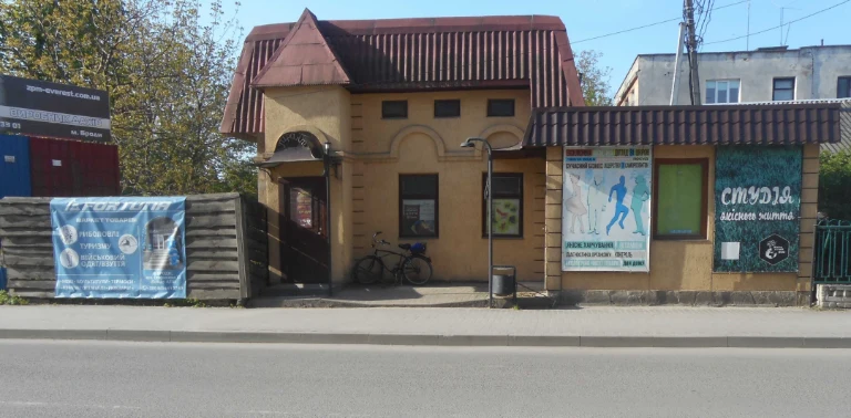 В центрі м.Броди,зі земельною ділянкою