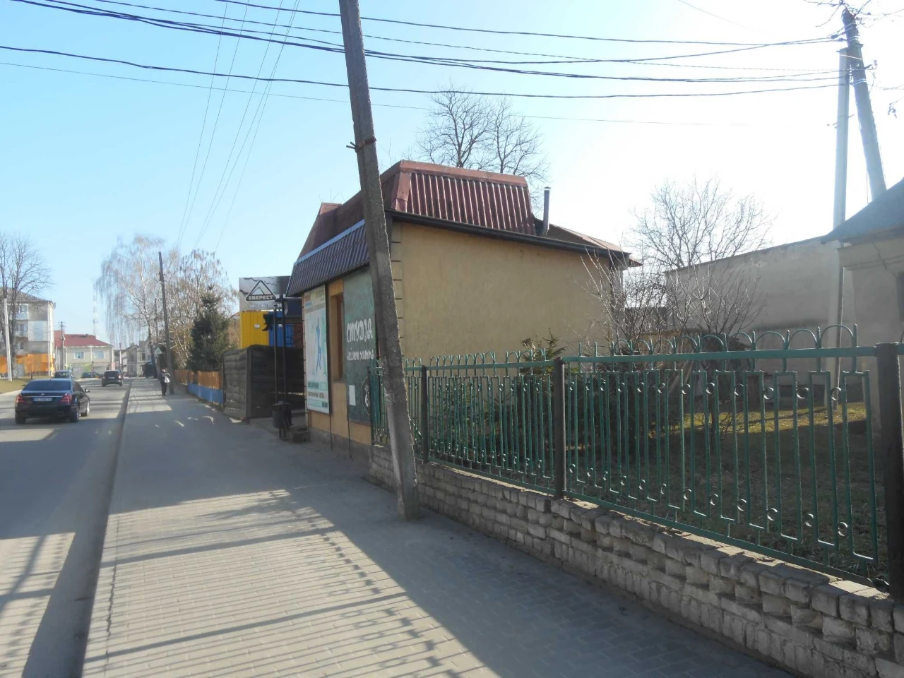 В центрі м.Броди,зі земельною ділянкою