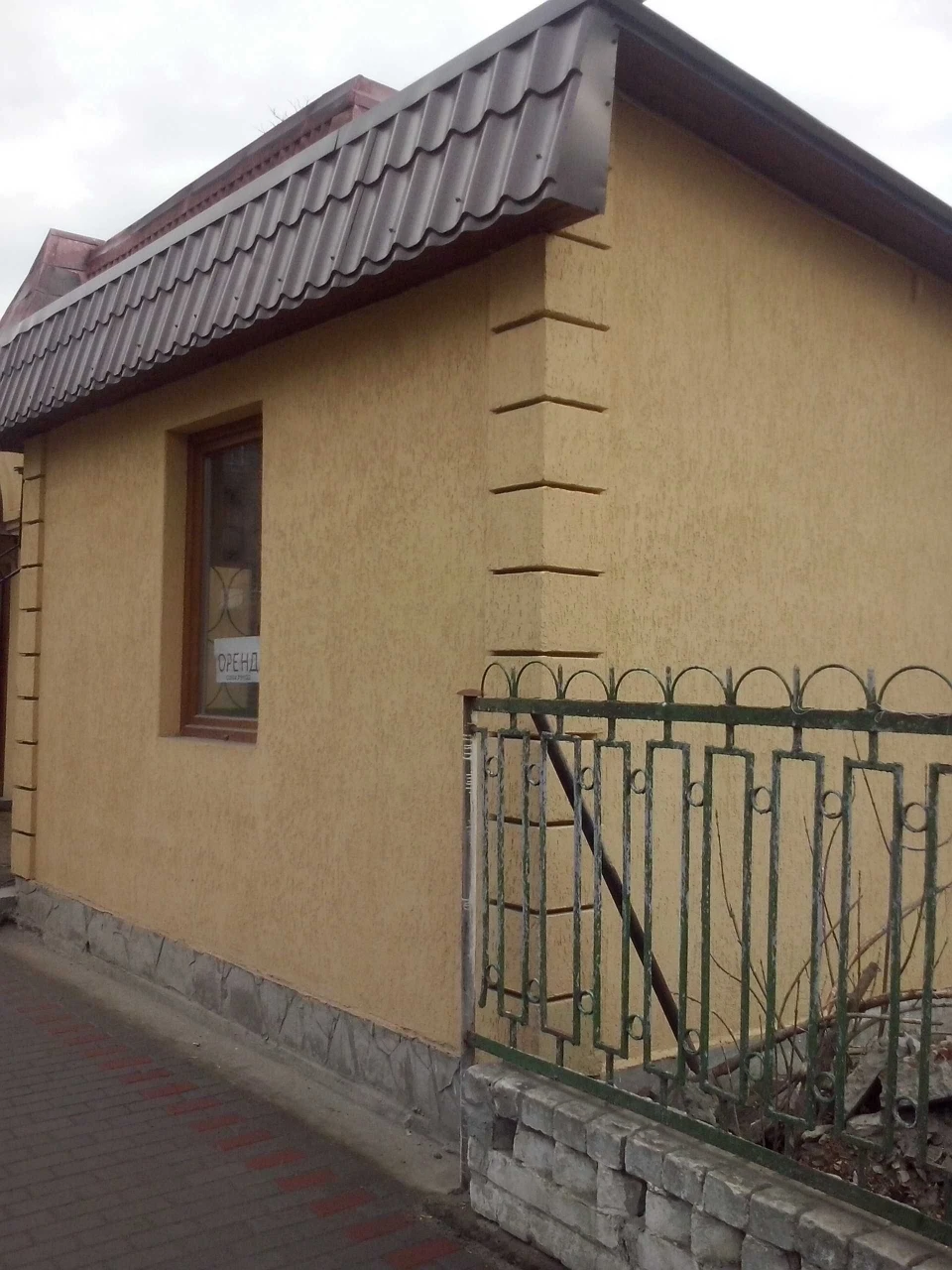В центрі м.Броди,зі земельною ділянкою