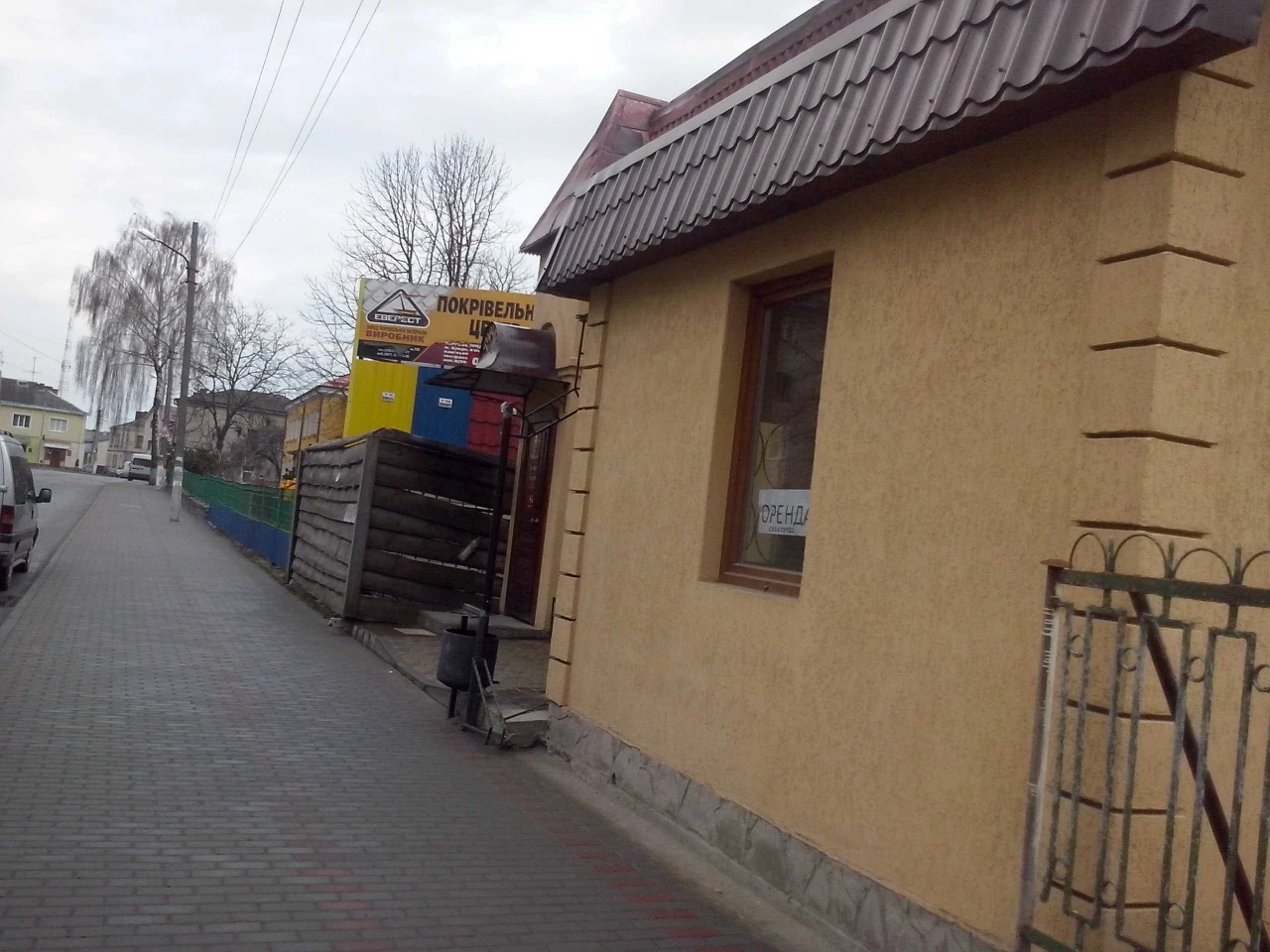 В центрі м.Броди,зі земельною ділянкою