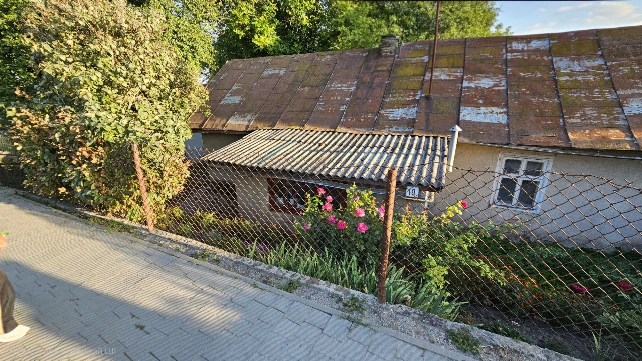 Житловий будинок, земельна ділянка