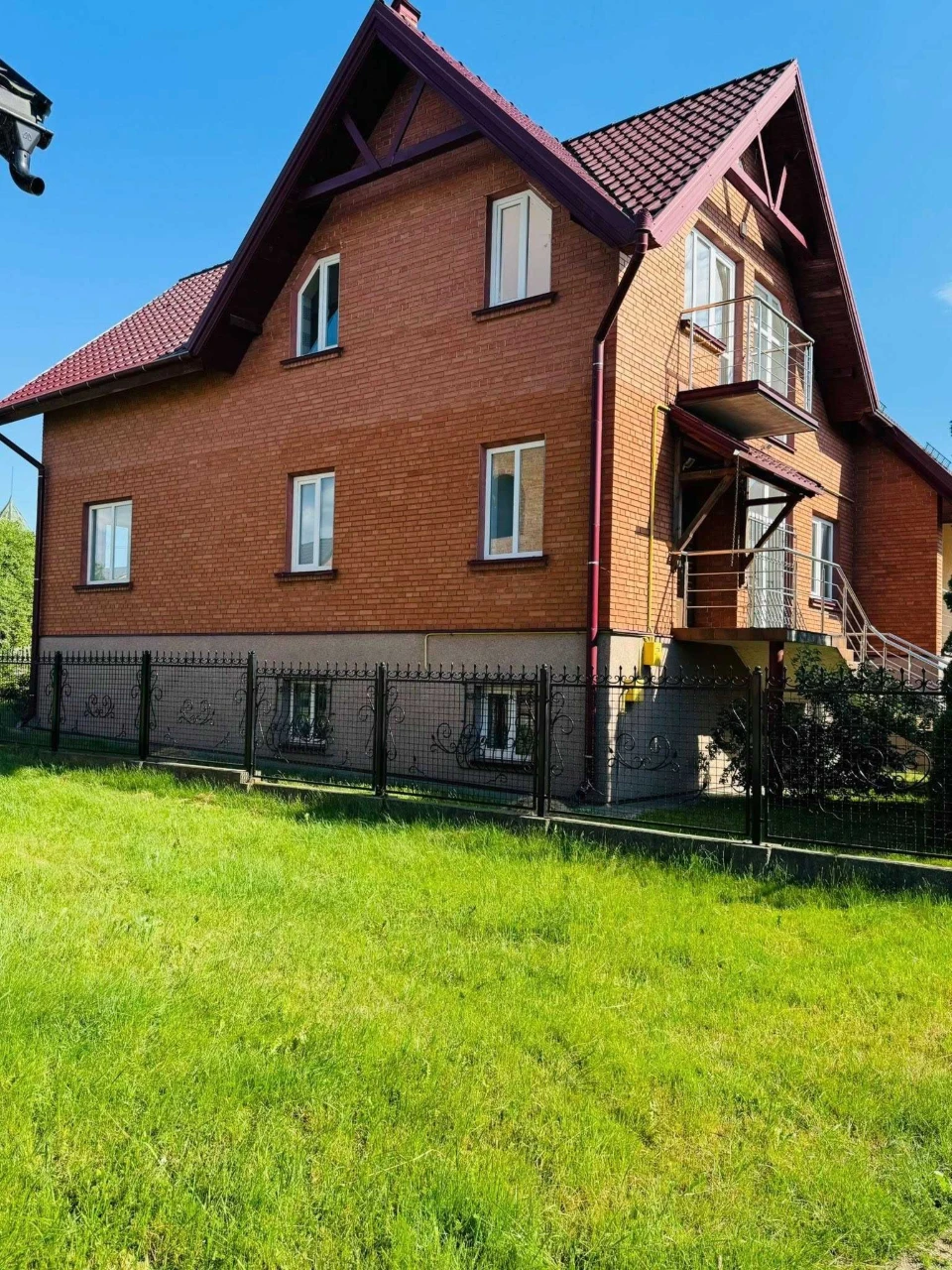 Просторий будинок 297 м2 у місті Городок, Львівської області