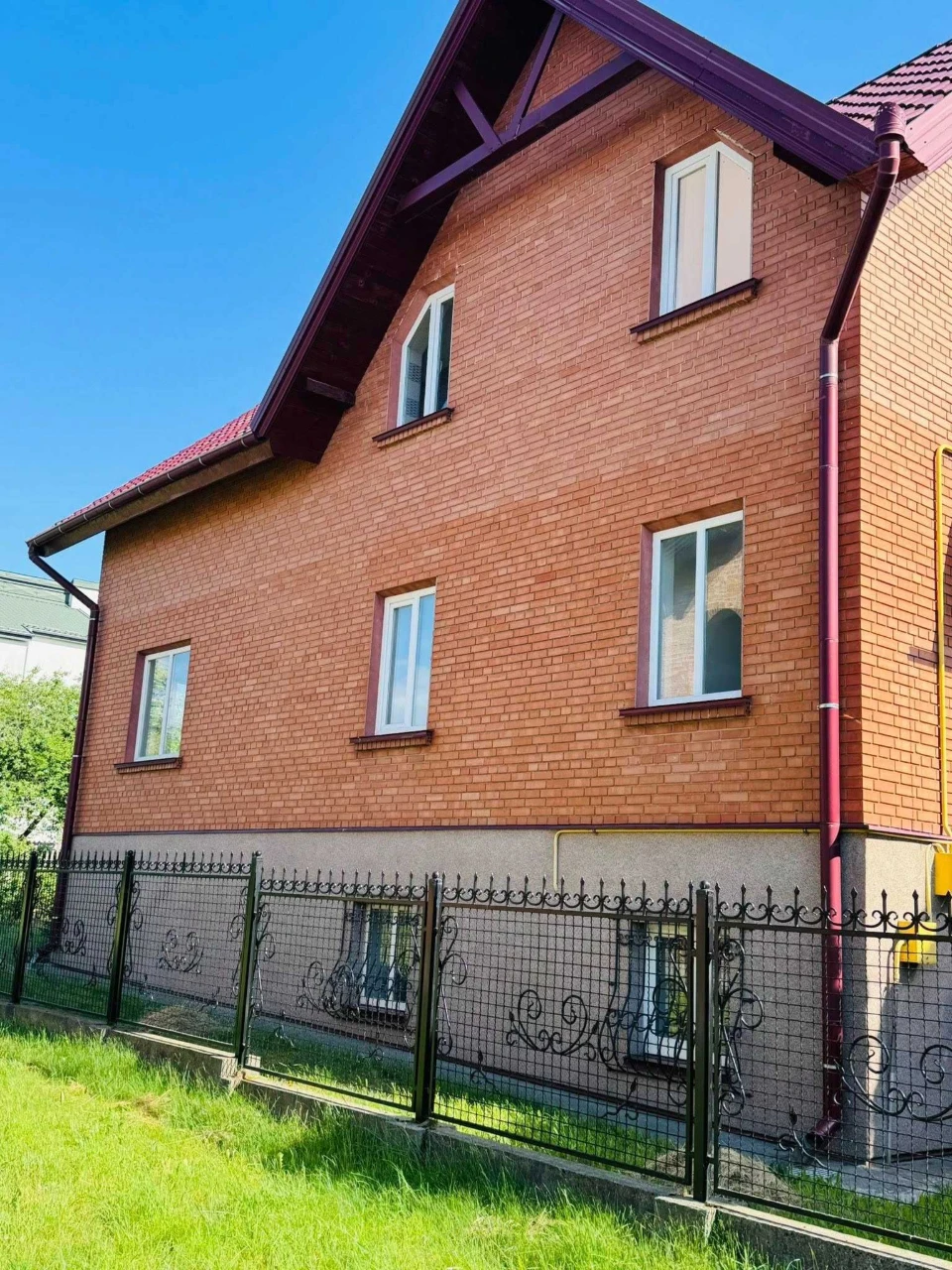 Просторий будинок 297 м2 у місті Городок, Львівської області