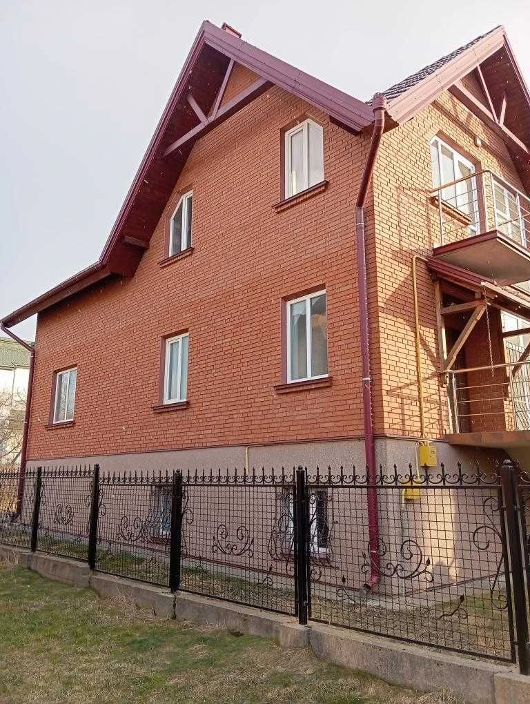 Просторий будинок 297 м2 у місті Городок, Львівської області