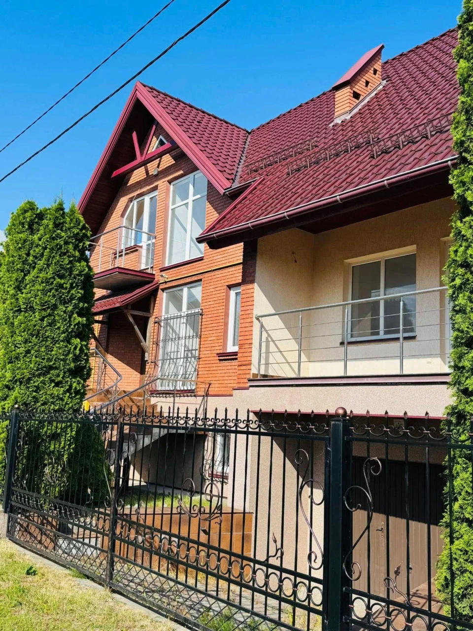 Просторий будинок 297 м2 у місті Городок, Львівської області