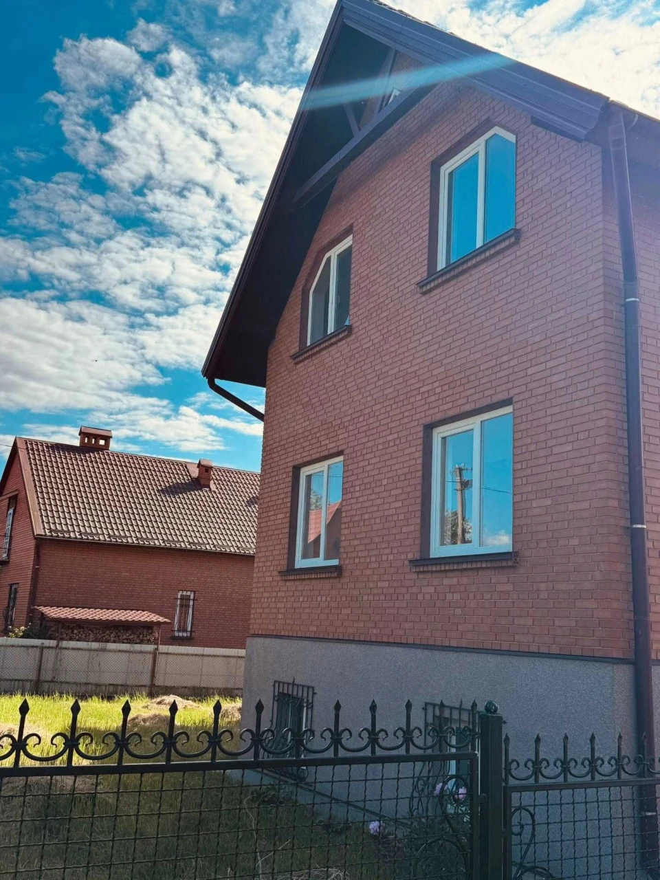 Просторий будинок 297 м2 у місті Городок, Львівської області