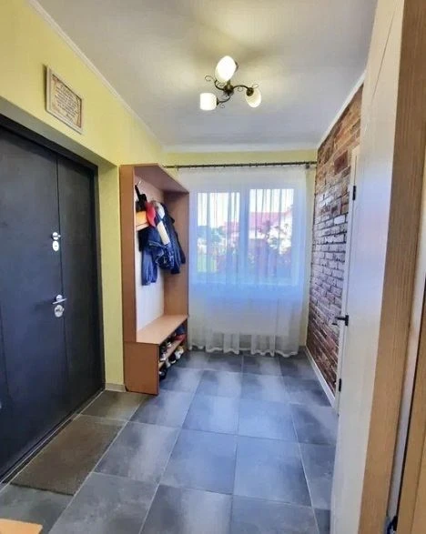 Пропонується до продажу доглянутий цегляний будинок.