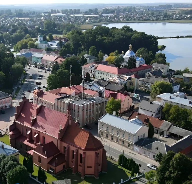 Продаж 4-кімнатного будинку із земельною ділянкою (9 соток)