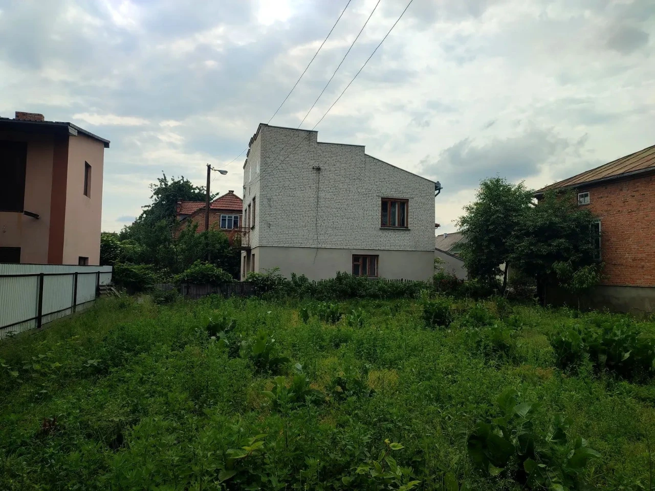 Продаж 4-кімнатного будинку із земельною ділянкою (9 соток)