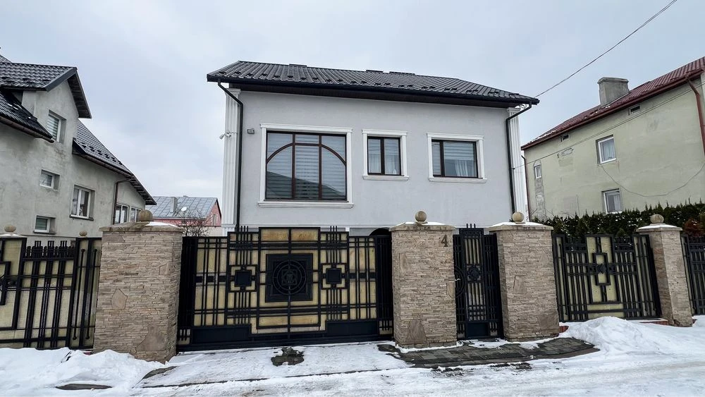 Продається гарний сімейний будинок в кращому районі м. Дрого
