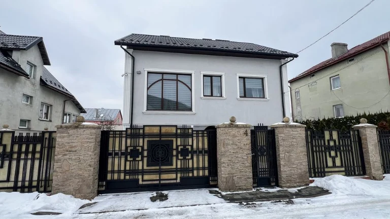 Продається гарний сімейний будинок в кращому районі м. Дрого