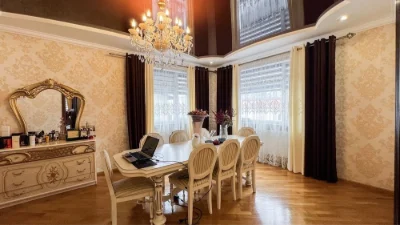 Продається гарний сімейний будинок в кращому районі м. Дрого