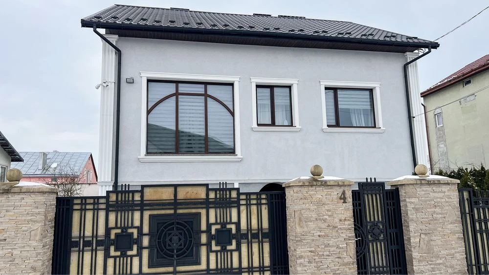 Продається гарний сімейний будинок в кращому районі м. Дрого