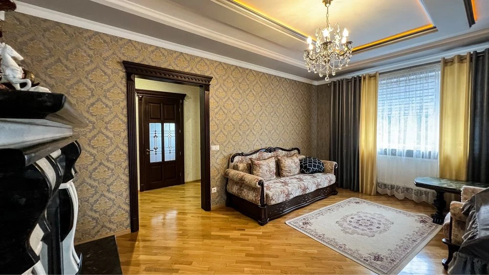 Продається гарний сімейний будинок в кращому районі м. Дрого