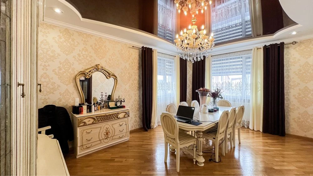 Продається гарний сімейний будинок в кращому районі м. Дрого