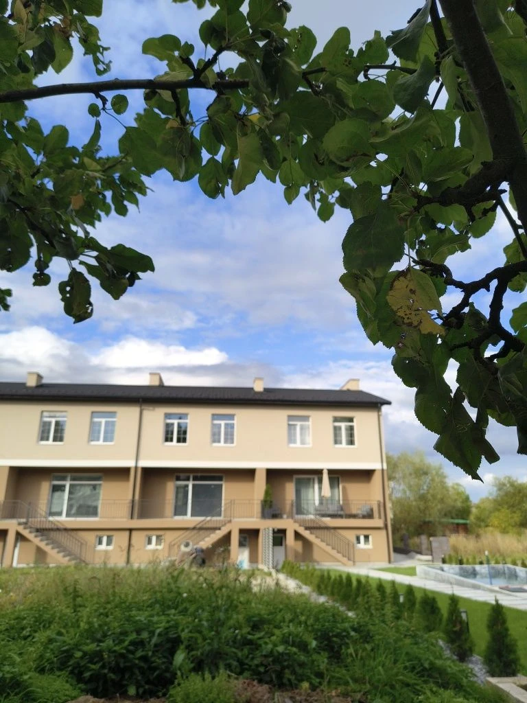 Продаж будинку садибного типу (котеджу, таунхаусу) у м. Дрог